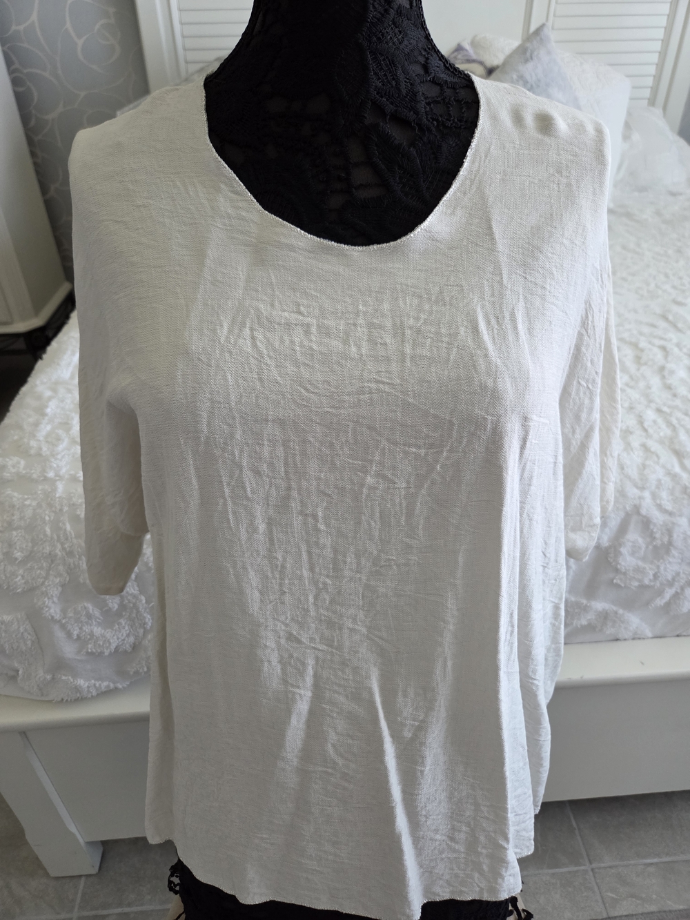 Relaxed Scoop Neck Tunic Top in Cream